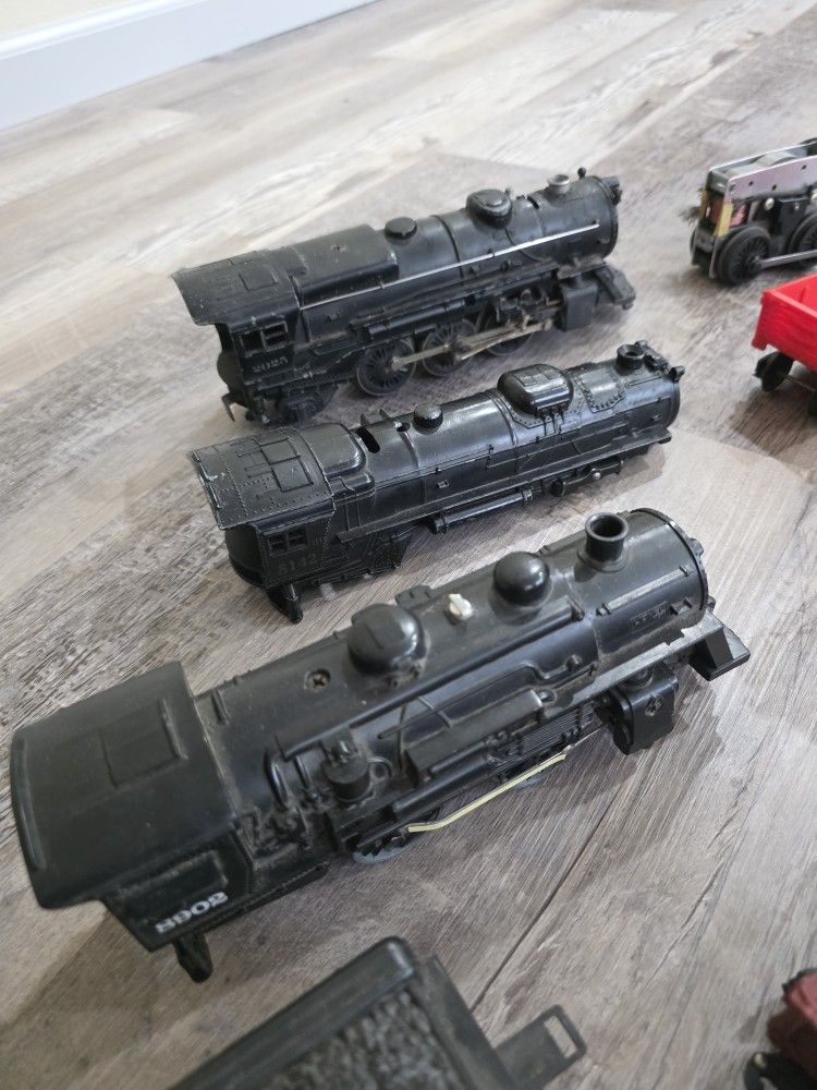 Large Lot of Lionel Freight Cars Rolling Stock