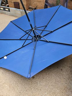 Sombrilla de patio  mide 54" cerrada y 108 abierta pulgadas