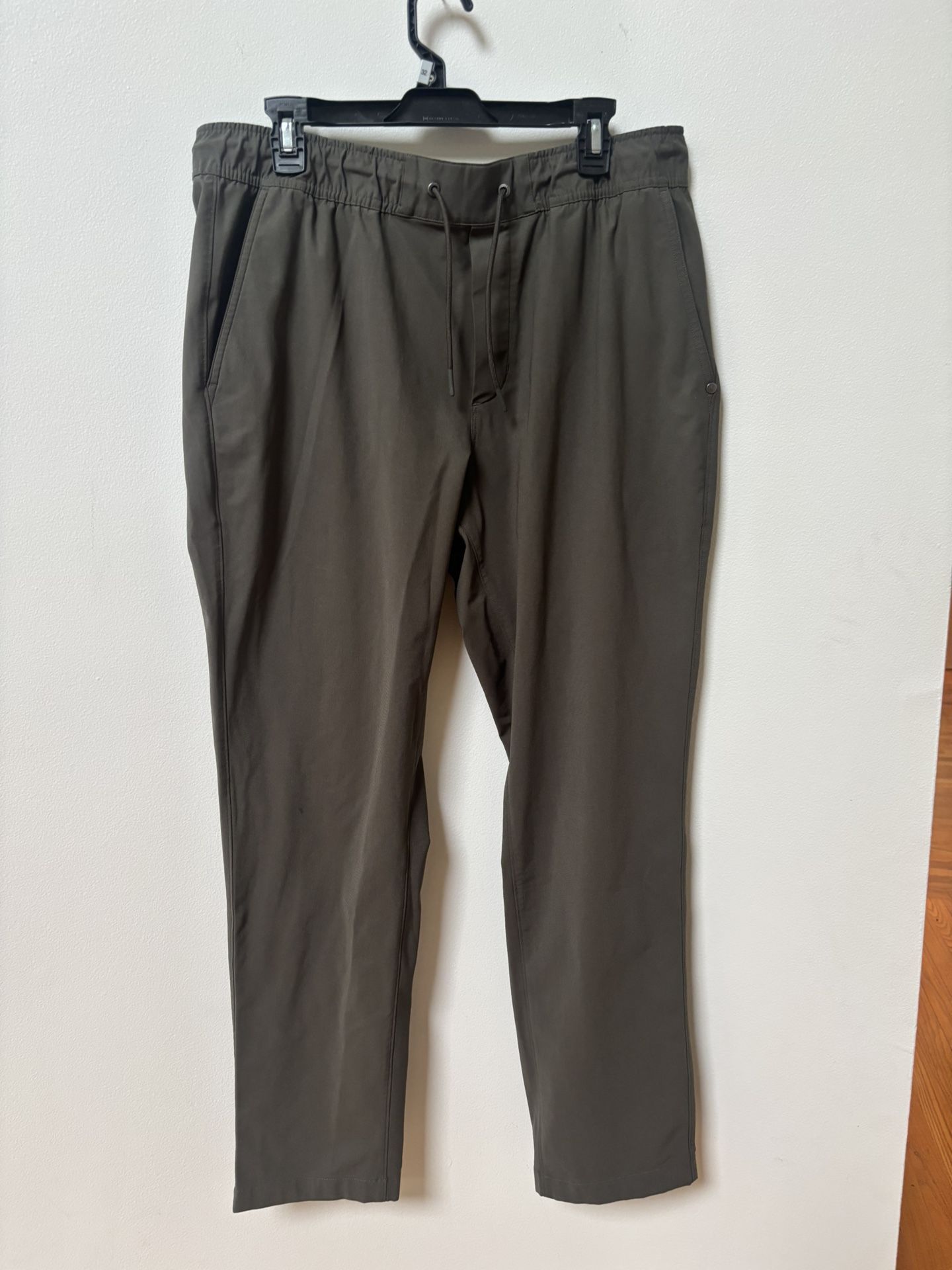 Vuori Green Pants XL - Length 42” (Sports Pants)