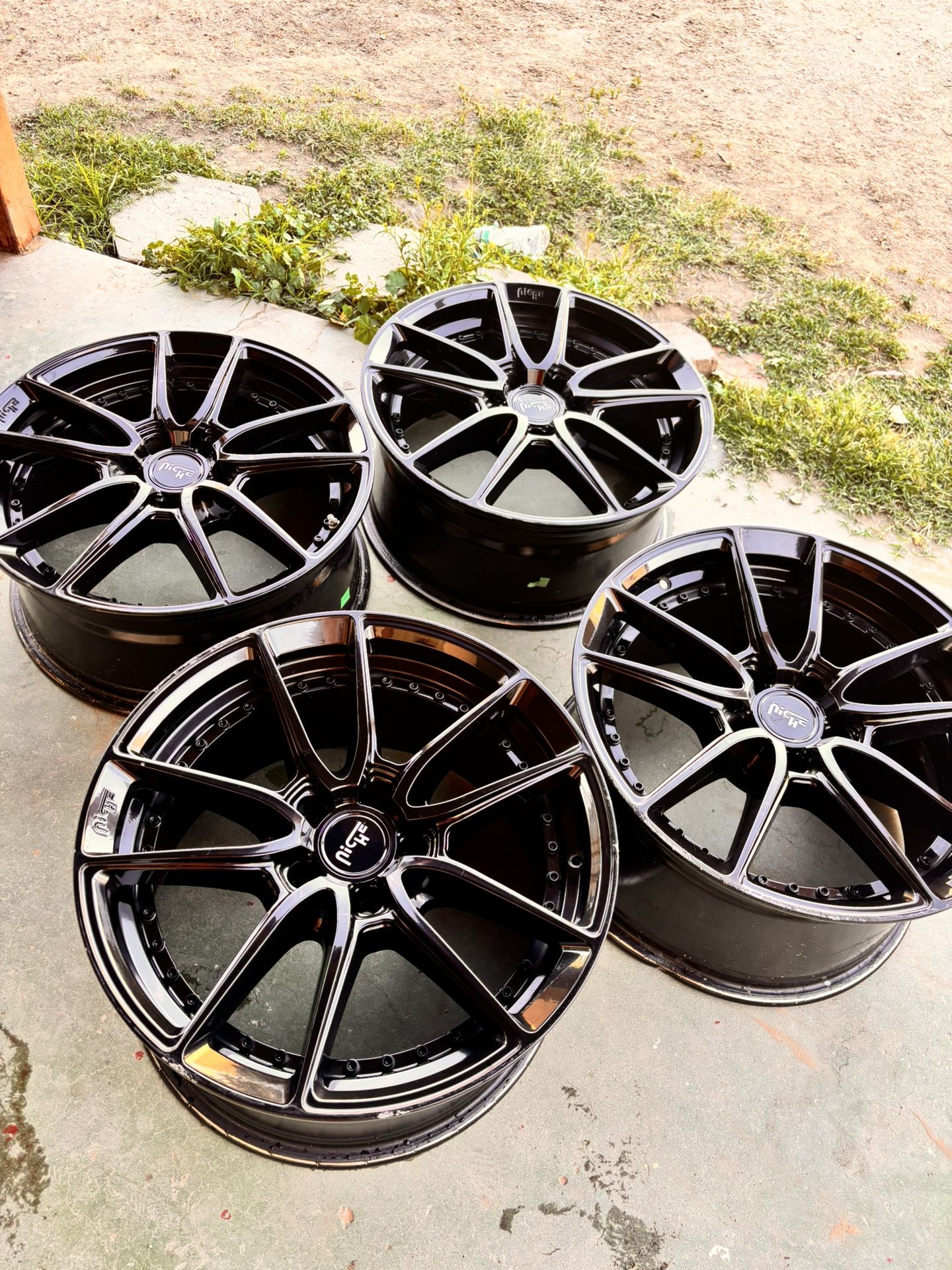 18 INCH STAGGERED NICHE WHEELS