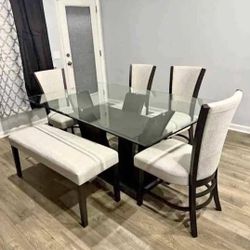 Se Vende Juego De Comedor Totalmente Nuevo En Caja