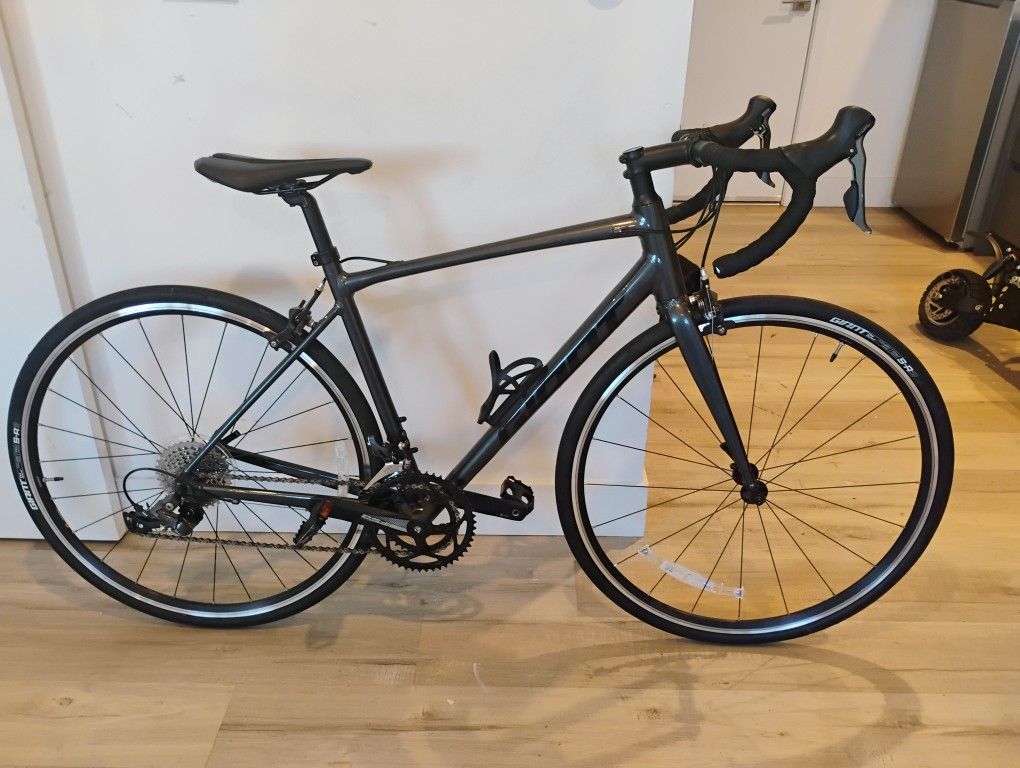 Giant Contend 3 Bike 2023 Like New