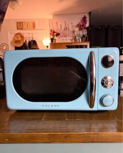 Galanz Retro Microwave in Light Blue