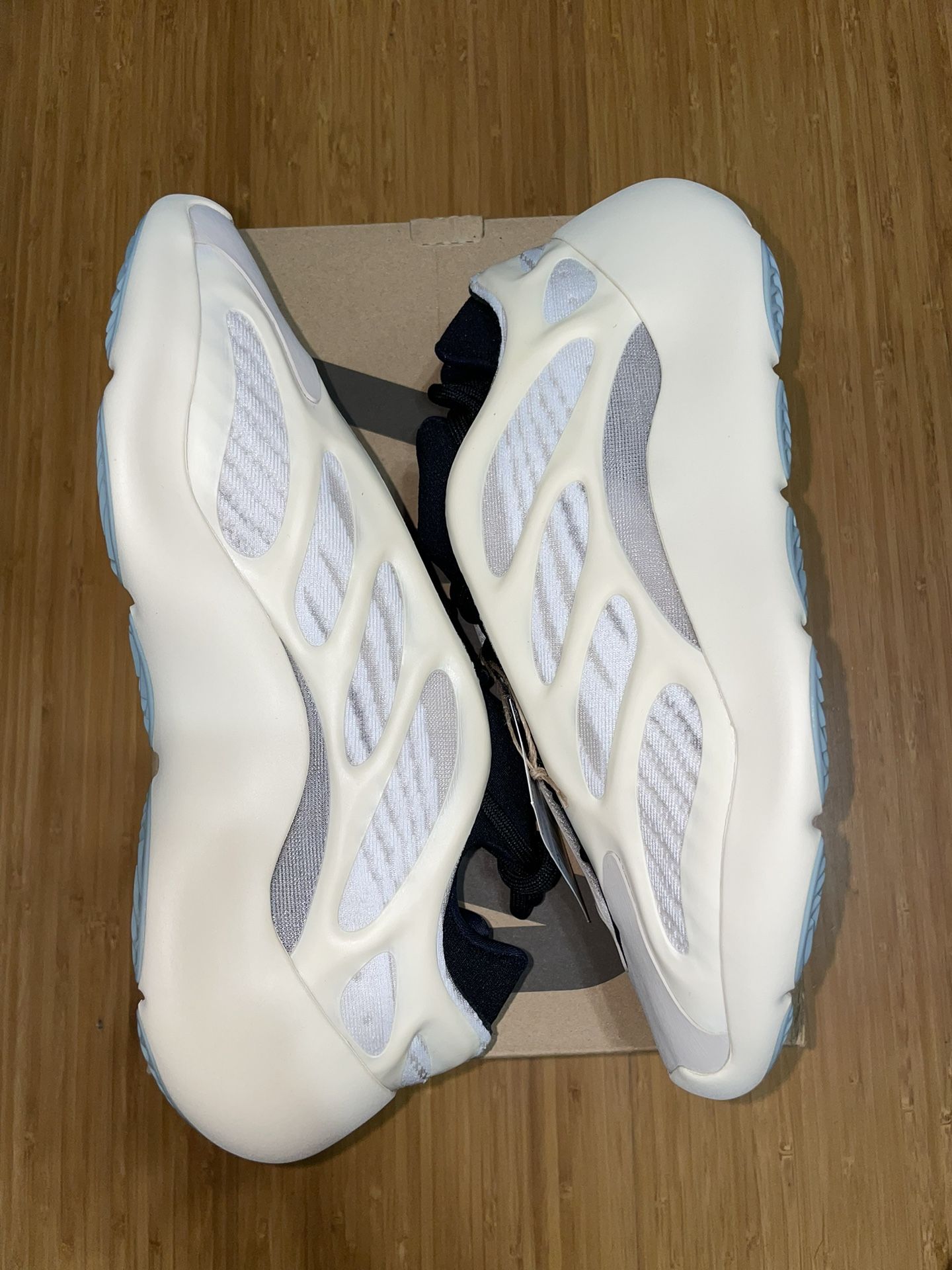 Adidas Yeezy 700 V3 Azael Size 9