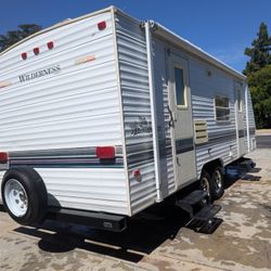 2000 Wilderness 25 Ft Travel Trailer Fleetwood Double Doors