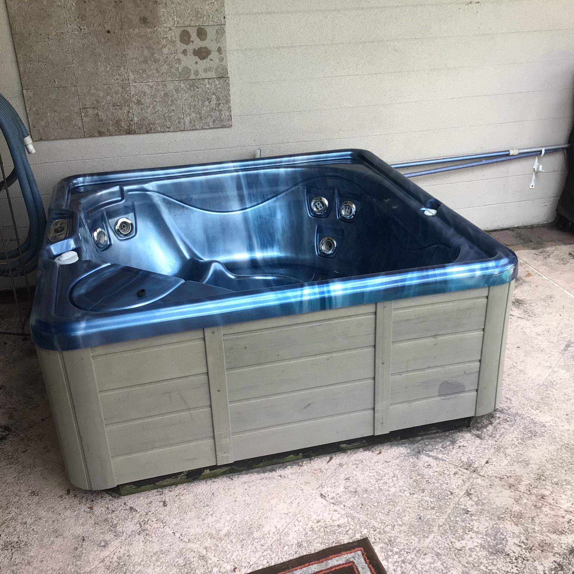 Hot Tub - MOVING - Priced To Sell  $500  - YOU HAVE TO HAUL IT