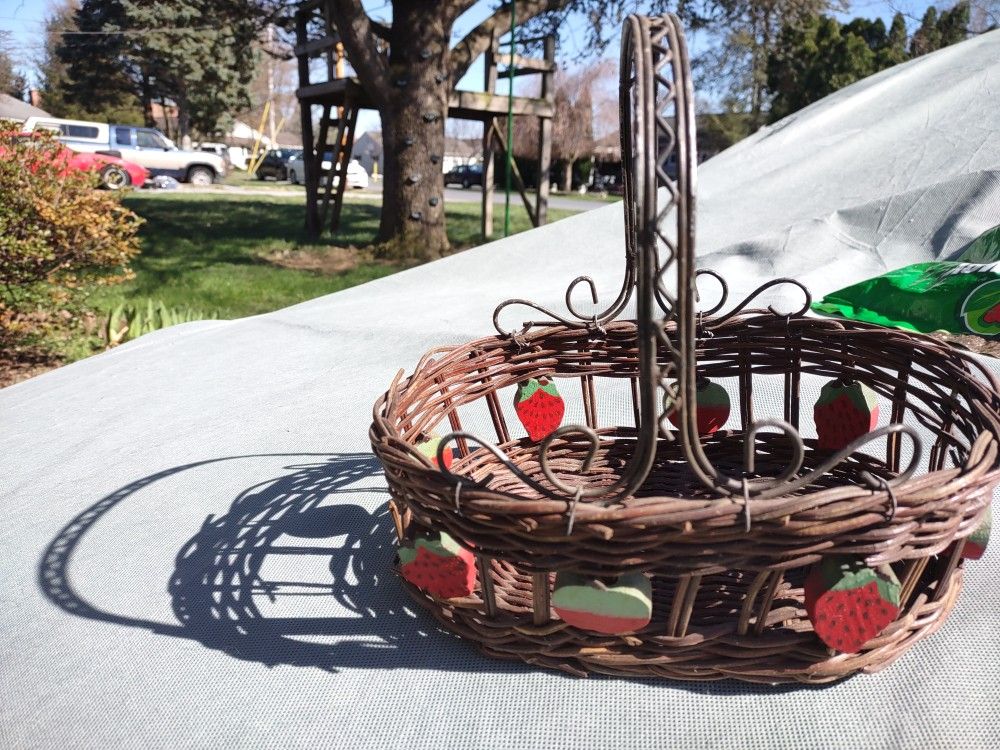Wicker Metal Basket With Wooden Apples