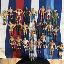 24 WWE FIGURERS  