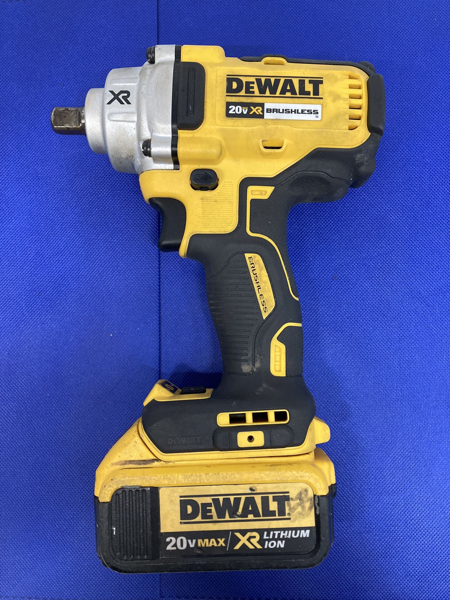 DeWALT 20V XR Li-Ion Mid Range Cordless IMPACT 1/2" 4AH BATT