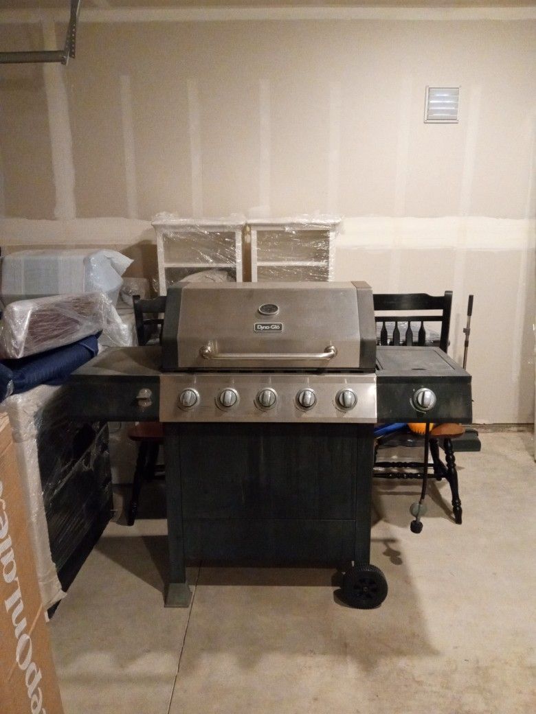 Used Dyna-Glo Propane BBQ