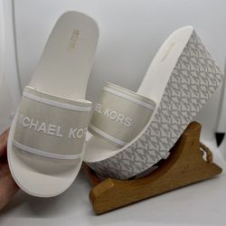 Michael kors hotsell benny flip flops