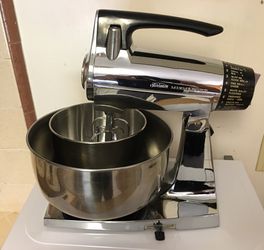 Vintage Sunbeam Mixmaster Stand Mixer 12 Speed, 2 Bowls, 2 Beaters 