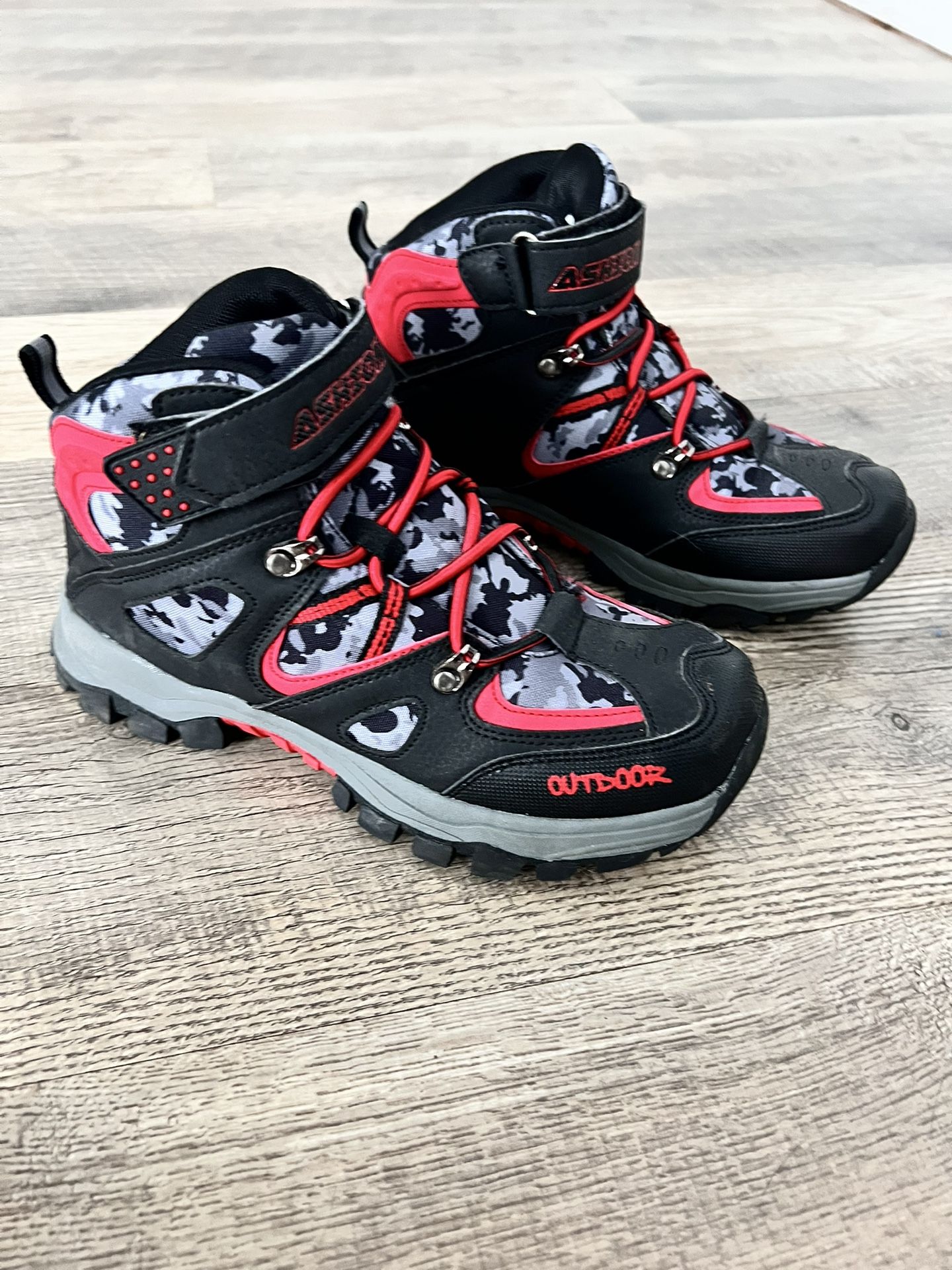 Boys Hiking Boots -  Size 6 Big Kid