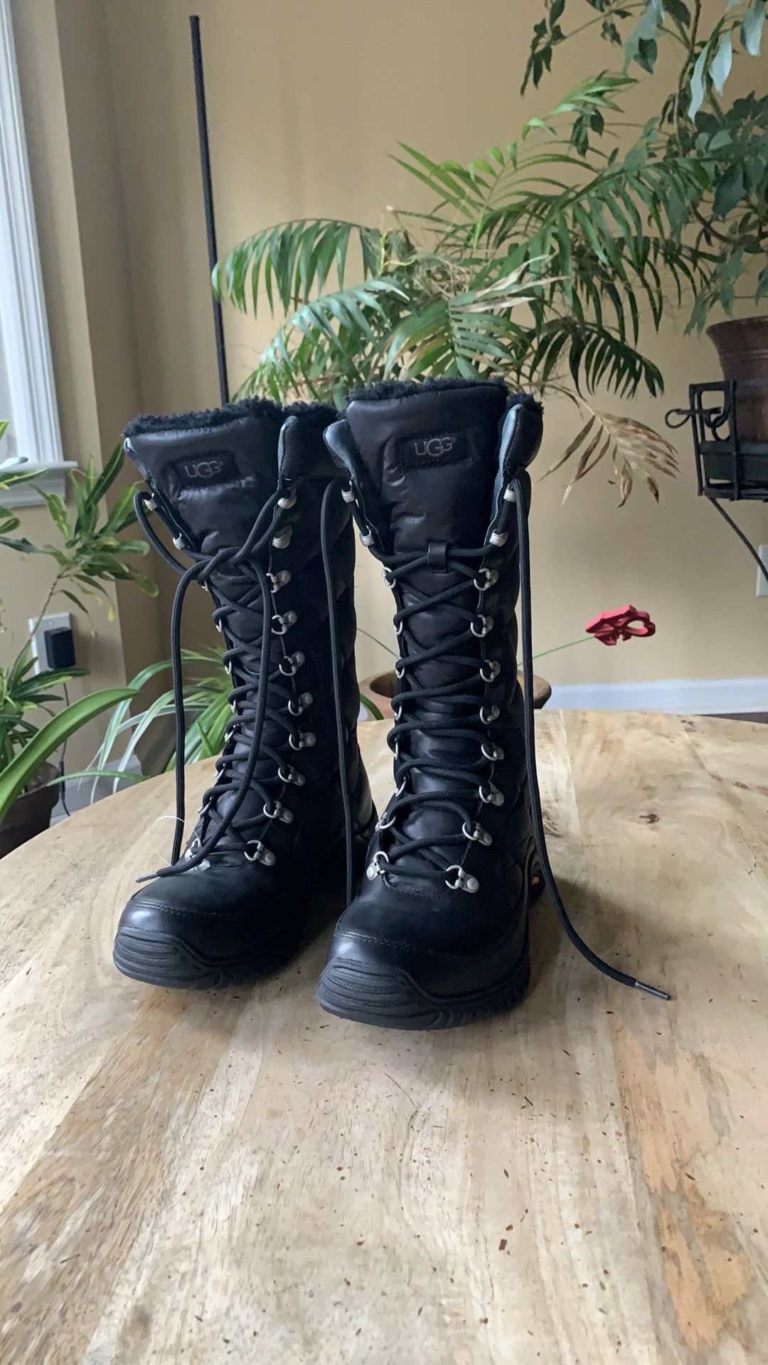 UGG Kintla waterproof Lace Up Boots - size 7