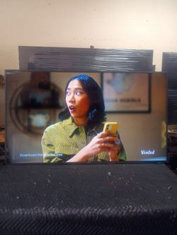 75 inch Samsung 4k smart tv beautiful tv comes with remote control shows great quality clear picture works perfect guaranteed