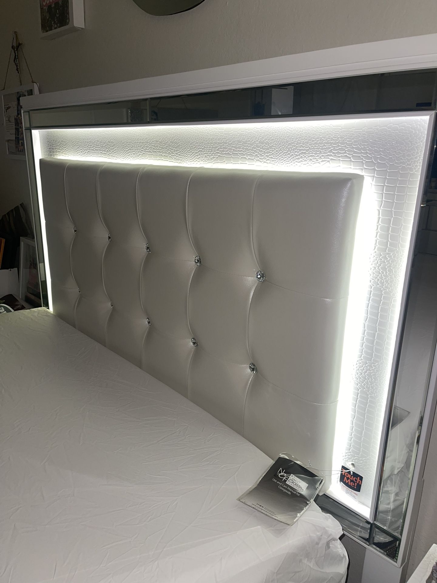 White GLAM//Queen bed Set*****🛏️🛏️🛏️