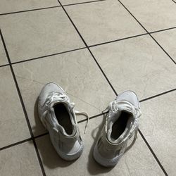 White Nike Shoes (size 5.5)