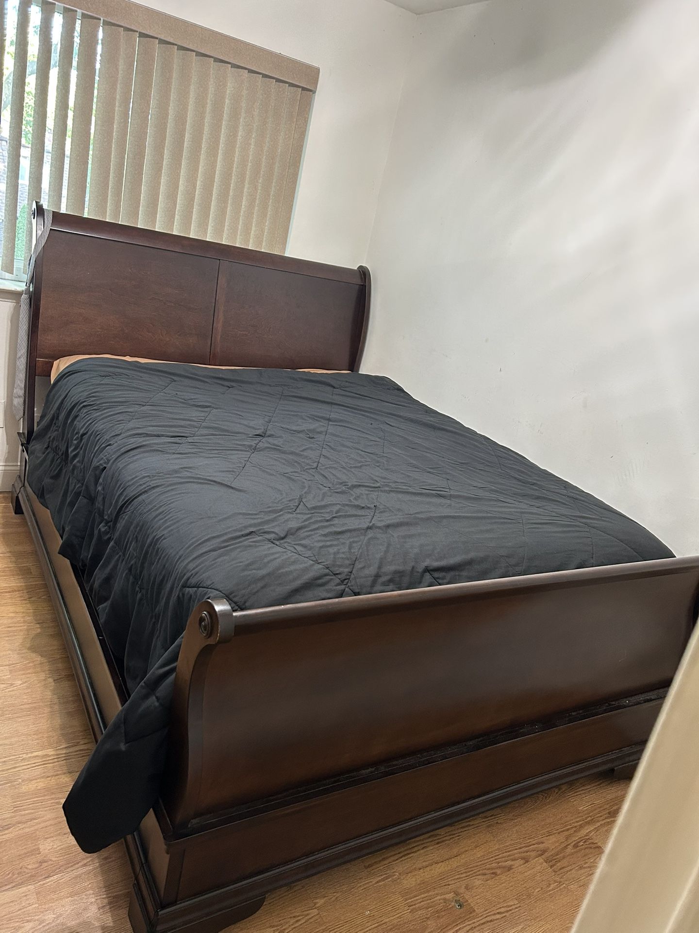 Queen Sleigh Bed With Dresser And Mirror
