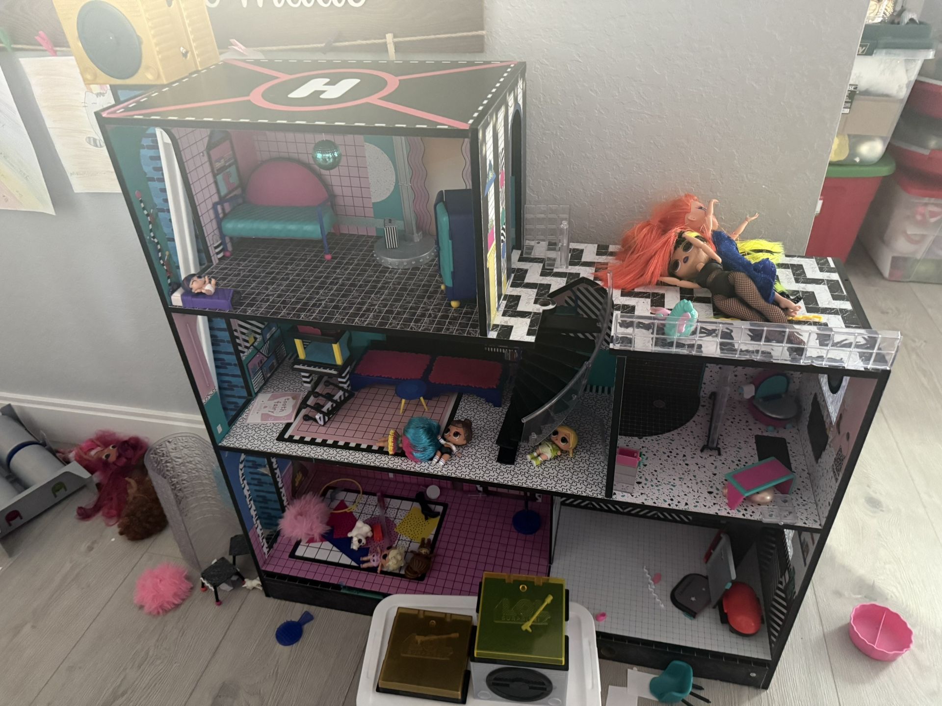 LOL House And Dolls