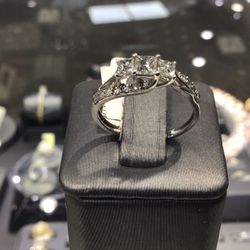 10k Gold With Diamond Ladies Ring 💍 