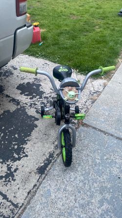 Green baby Yoda theme bicycle for a 5-3 year-old child