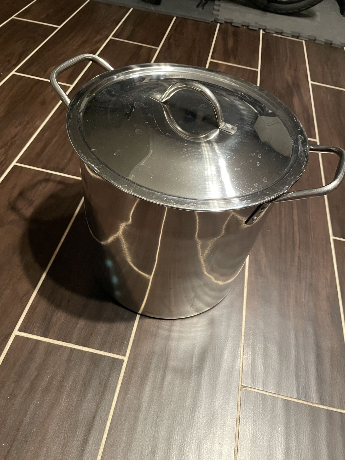 Stainless pot, good for soups can feed 10 people