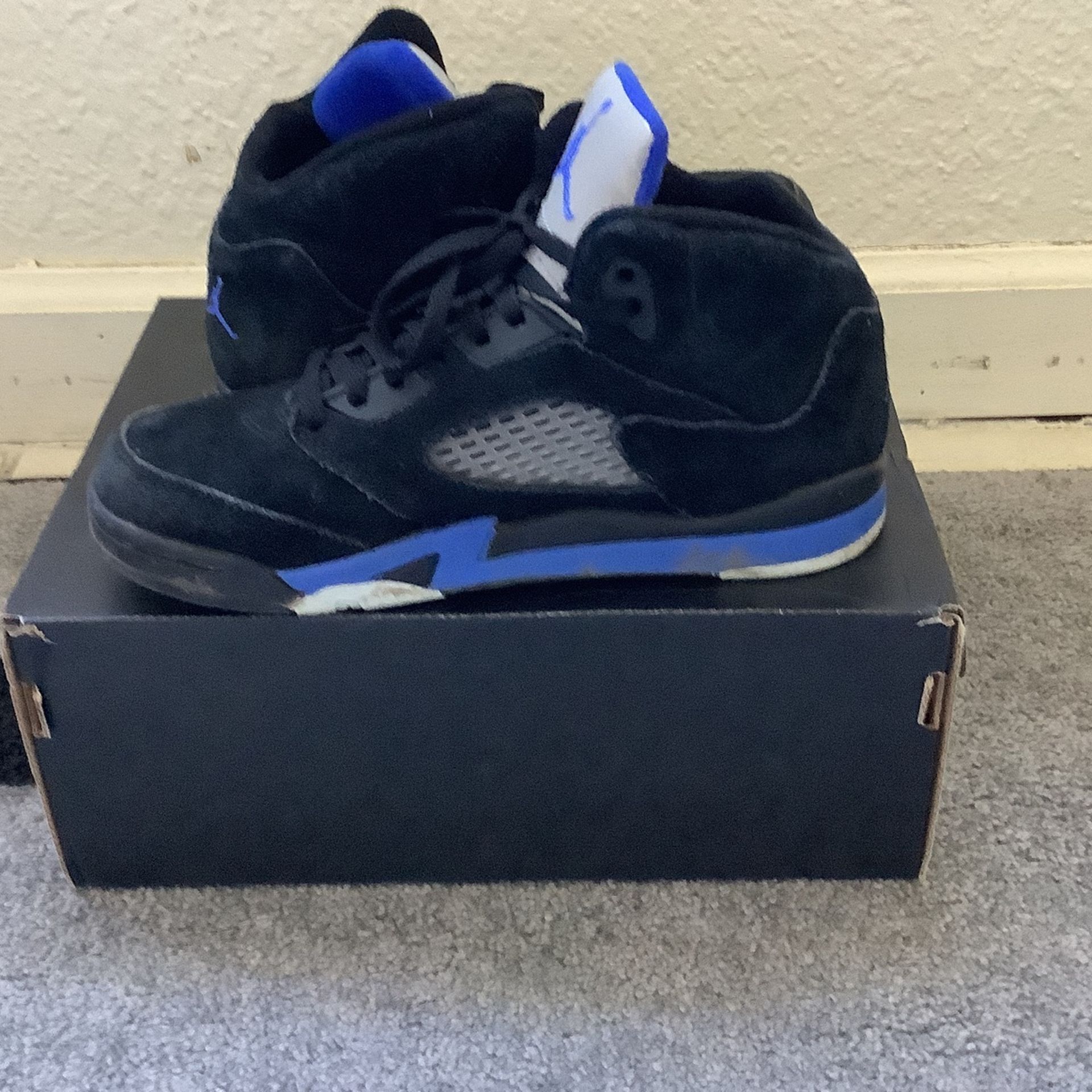 selling JORDAN 5 MIDS SIZE 4