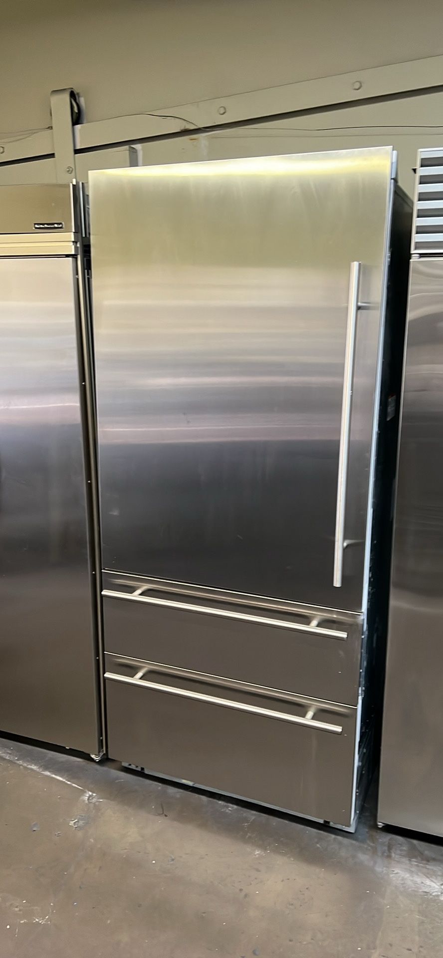 VIKING 36”WIDE BUILT IN 7SERIES BOTTOM FREEZER REFRIGERATOR