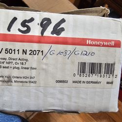 Honeywell V5011N 2071 Direct  1 1/4" NPT  , MADE IN GERMANY, NEW ,SEE PICS