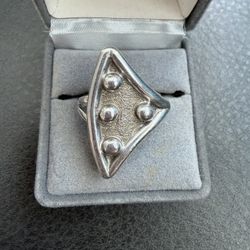 Vintage Sterling Silver signed ring triangle ball shaped statement ring size 8 In great condition
