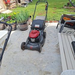 Lawn Mower Honda HRX 217 VERSAMOW  4-in -1 System  gas cycle Self-propelled  6.5 190cc  Work Good New Air Filter And New Oil 