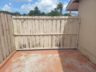 Porton de Metal y Madera ( 133 x 66 inchs) $30
