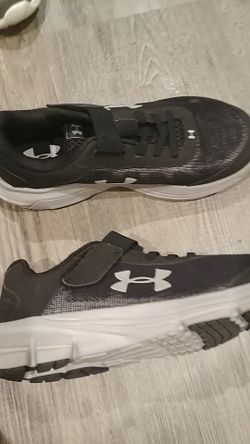 New Under Armour boys 2 youth shoe