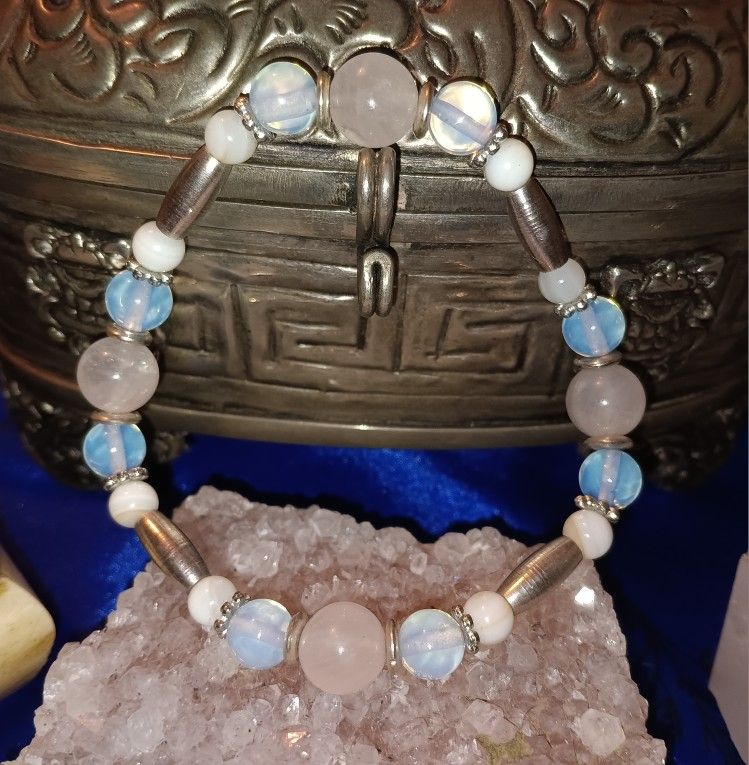 Bracelet rose Courts ,white quartz.
And blue agate size medium