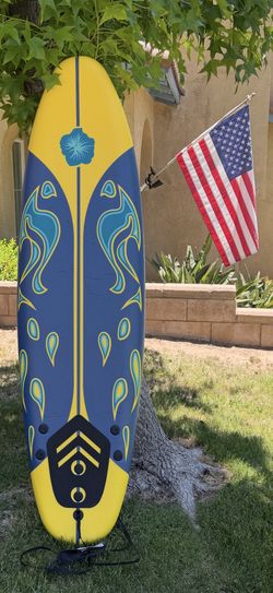 Short fun board / hybrid soft-top surfboard with a tri-fin setup