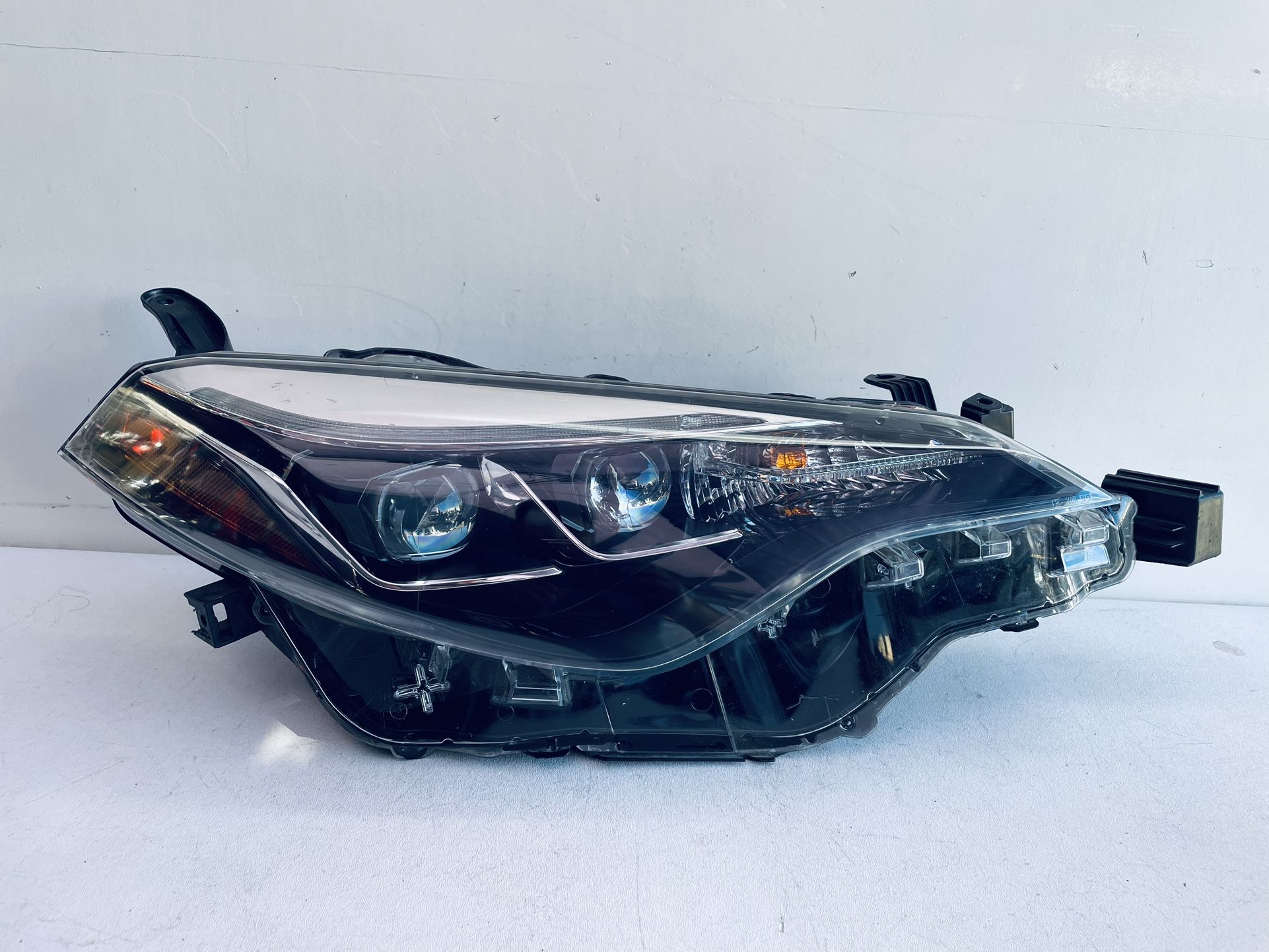 2017-2019 TOYOTA COROLLA RIGHT PASSENGER SIDE HEADLIGHT DUAL PROJECTOR OEM