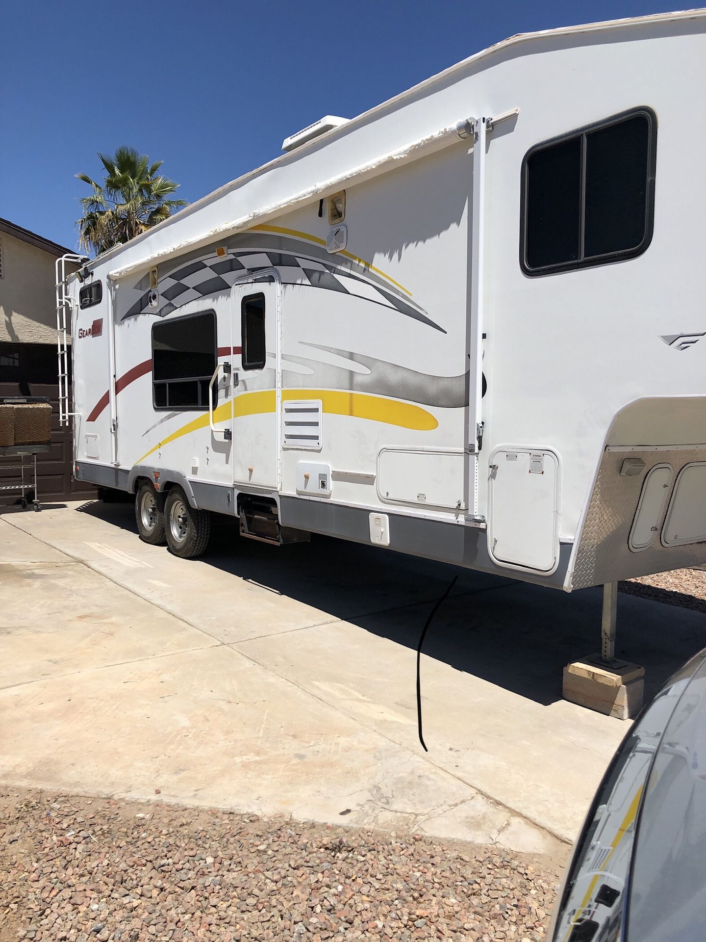 Fifth wheel toy hauler 34 feet excellent shape Fleetwood