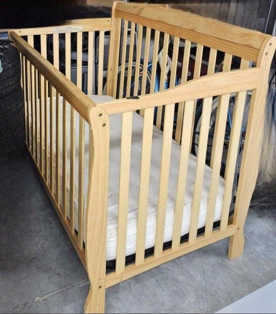 BABY CRIB WITH FREE MATTRESS