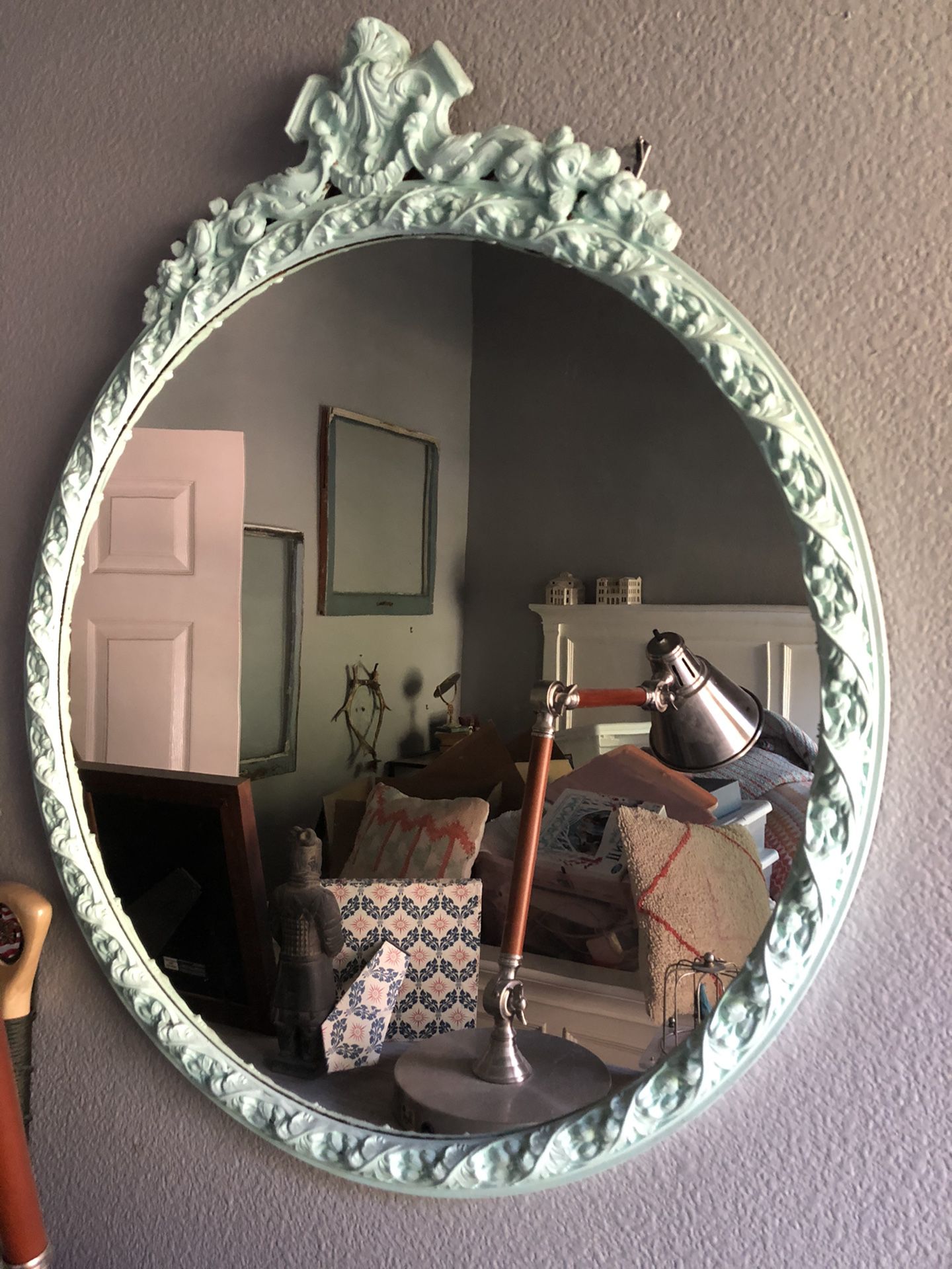 Round wall mirror PENDING PICK UP