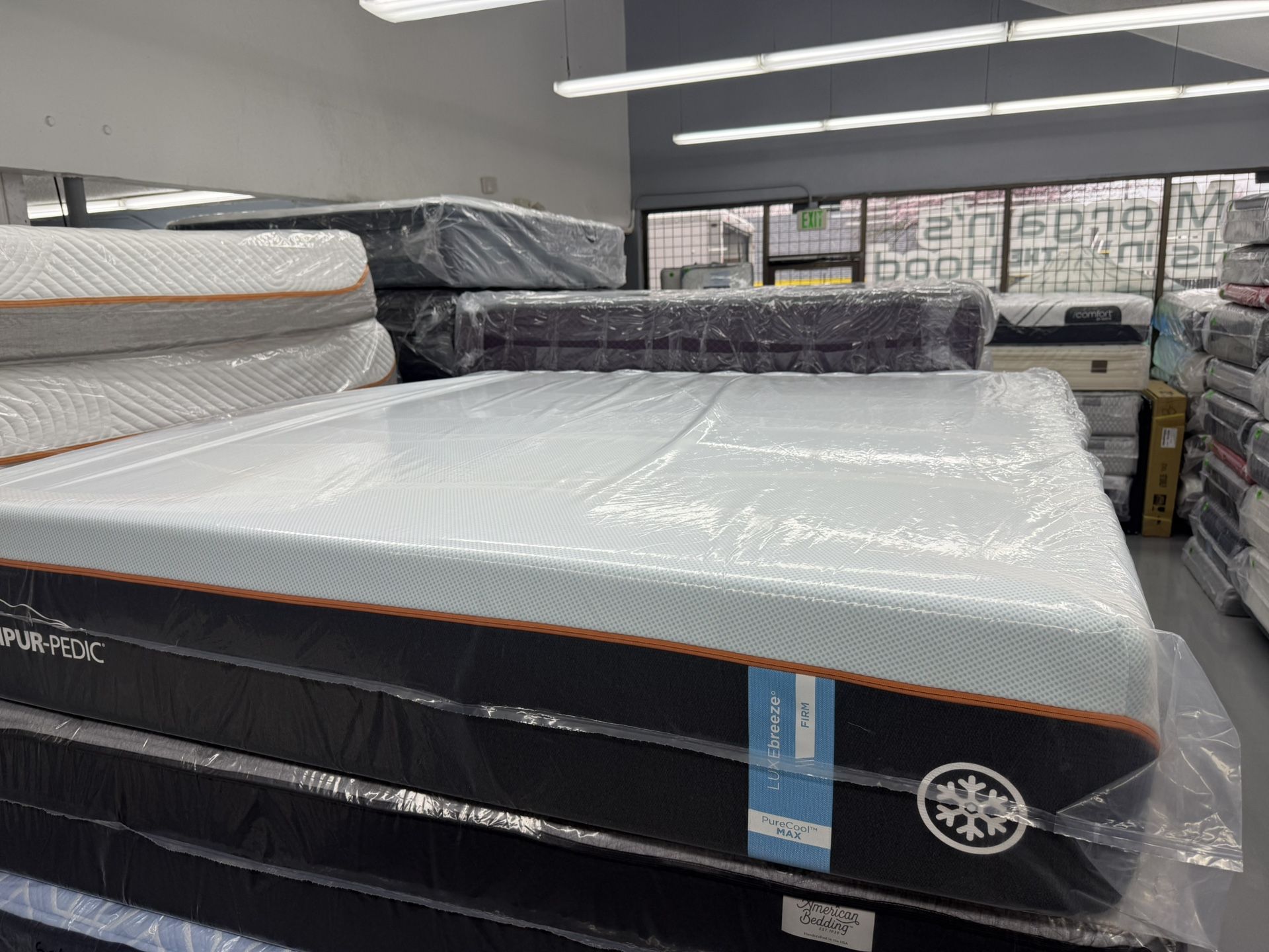 CALIFORNIA KING SIZE TEMPURPEDIC LUXEBREEZE (FIRM) MATTRESS & BOX SPRINGS BED SET
