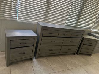 Dresser set in good condition