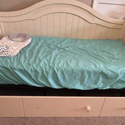 Ashley Furniture Daybed With Trundle And Twin Mattress