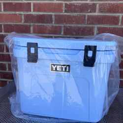 Yeti Roadie 32 Big Sky Blue Rolling Cooler w/ Wheels
