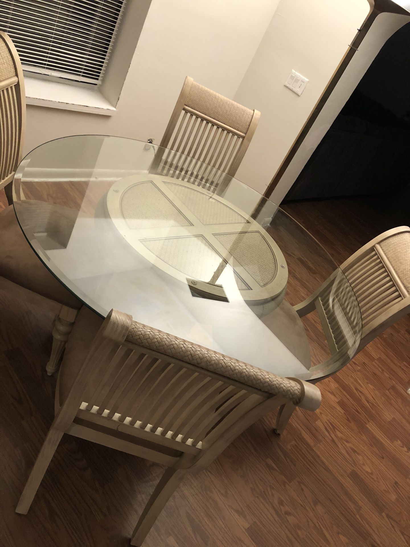 Dining table w clean chairs