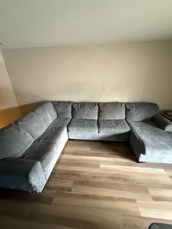 BIG SECTIONAL COUCH
