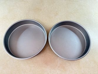 Metal round non stick baking tin