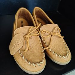 MinneTonka Moccasins (Women's 7.5