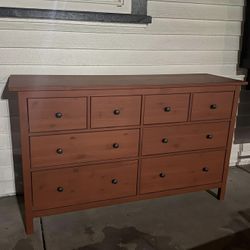 DRESSER WITH 8 DRAWERS // GOES TO BEST OFFER & CAN DELIVER FOR A FEE $$