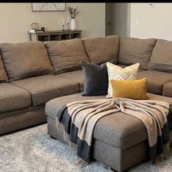 Large Sectional Couch 🛋️ 