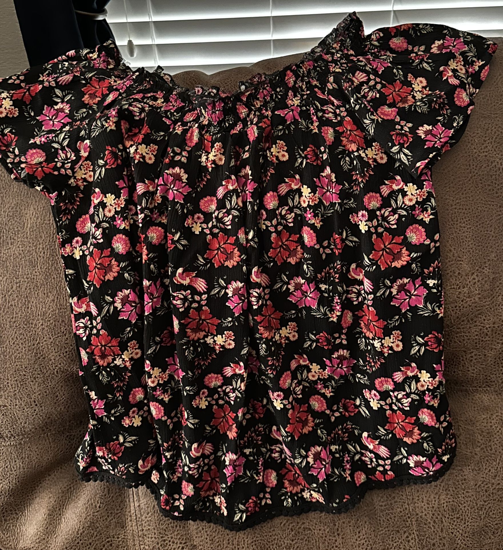 Ladies Beautiful Flowered Shirt - Size Large